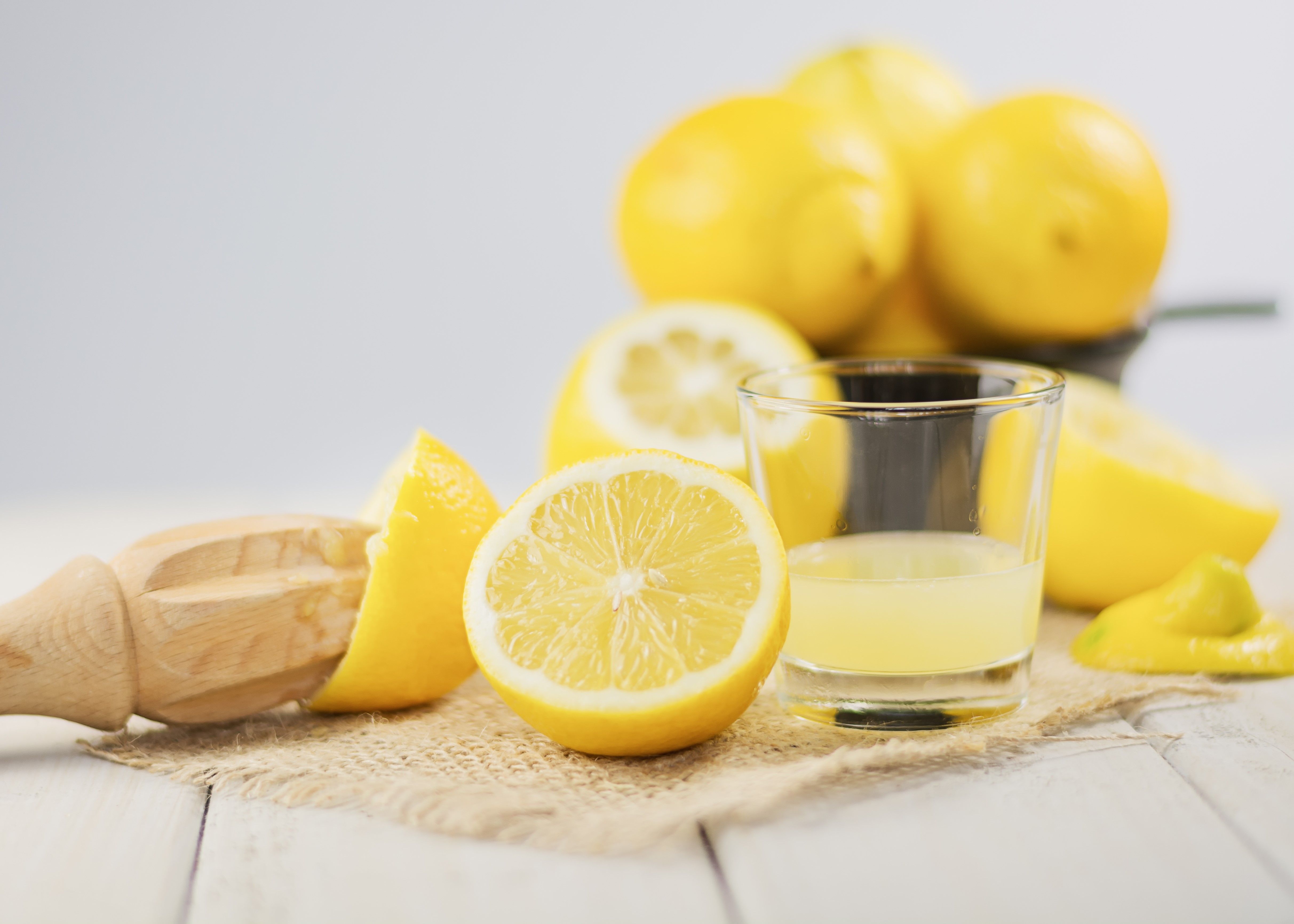 Чистка маслом и лимонным. Лимон. Лимонная вода. Лимонный сок. Свежевыжатый сок лимона.